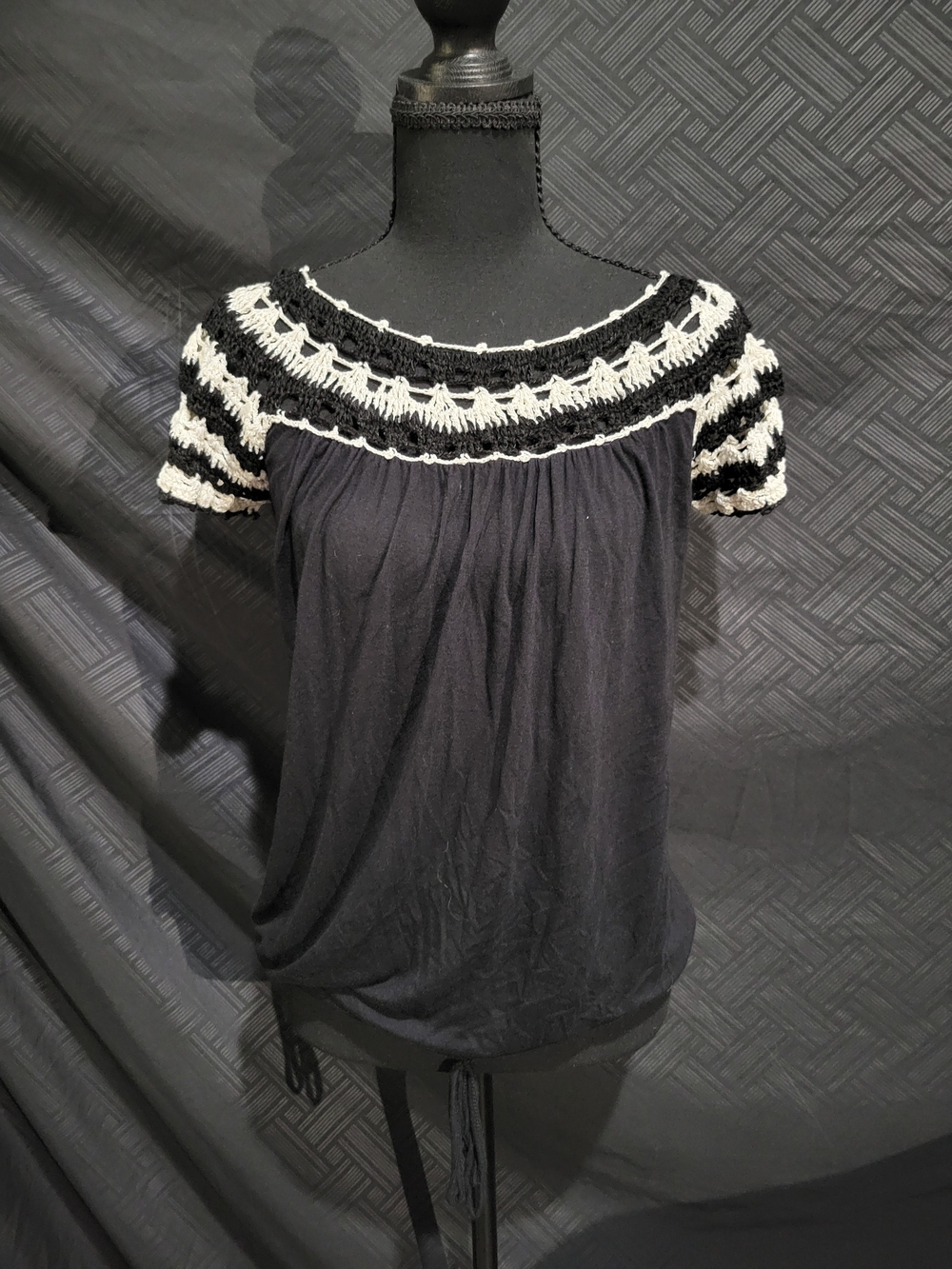 Cache Top Women's Size XS Black w/ Crochet Black/White Sleeve